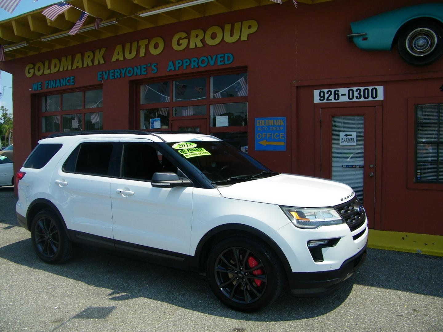 2018 White /Black Ford Explorer XLT FWD (1FM5K7D85JG) with an 3.5L V6 DOHC 24V engine, 6A transmission, located at 4000 Bee Ridge Road, Sarasota, FL, 34233, (941) 926-0300, 27.298664, -82.489151 - Photo#2